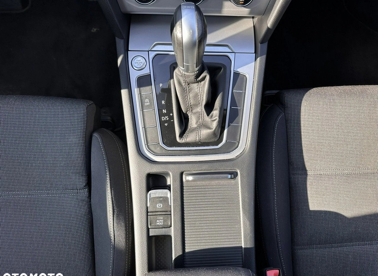 Volkswagen Passat cena 77900 przebieg: 130000, rok produkcji 2019 z Wojkowice małe 301